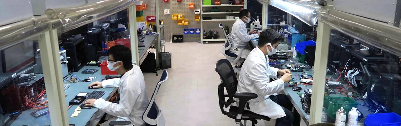 1 van de Ontrack datarecovery cleanroom labs