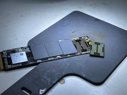 SSD chip off recovery: geheugenchip ontleed uit ssd